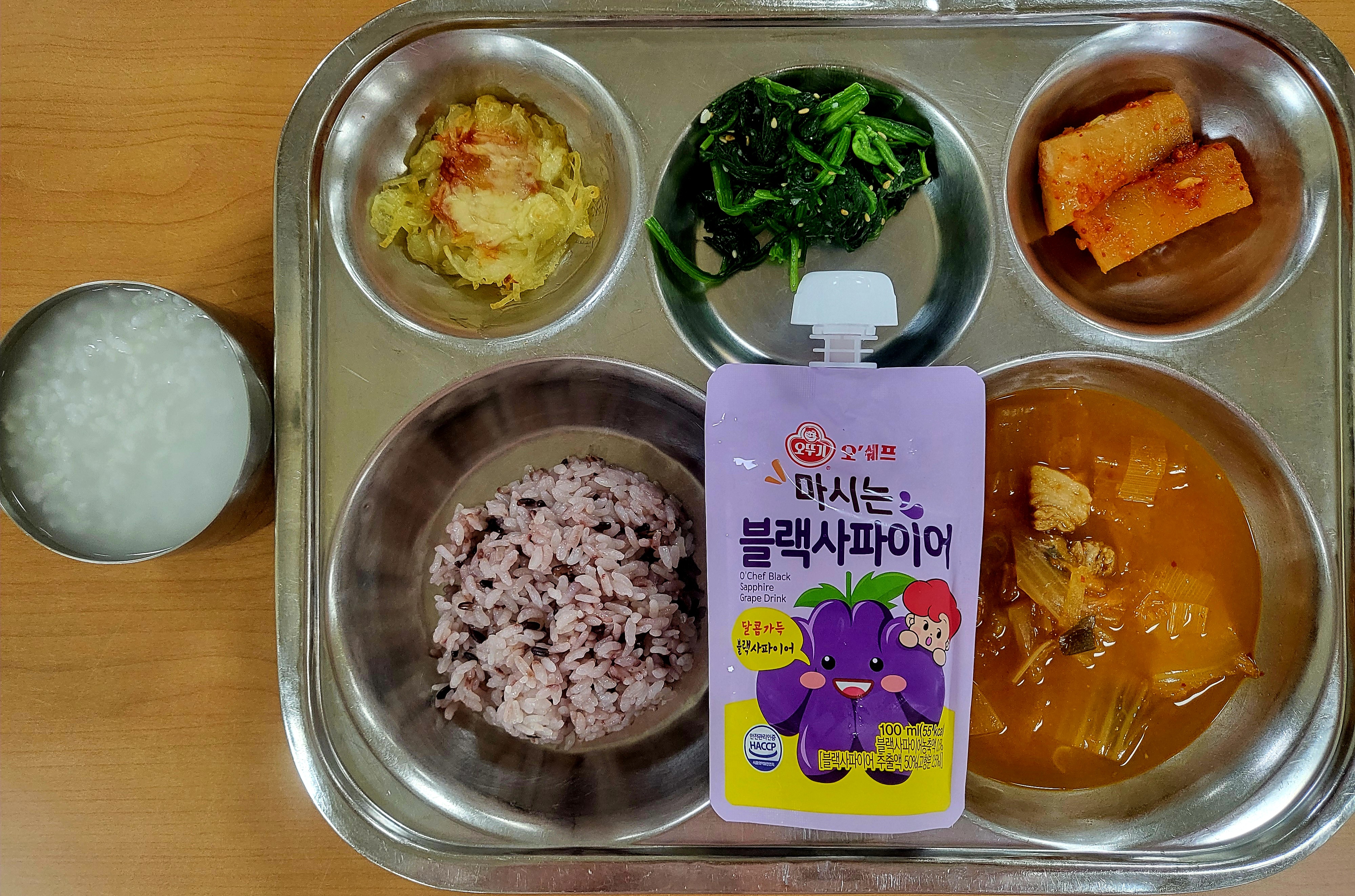 20240711,_검정쌀밥,돼지고기김치찌개,감자채치즈구이,시금치나물,섞박지,포도주스[1].jpg