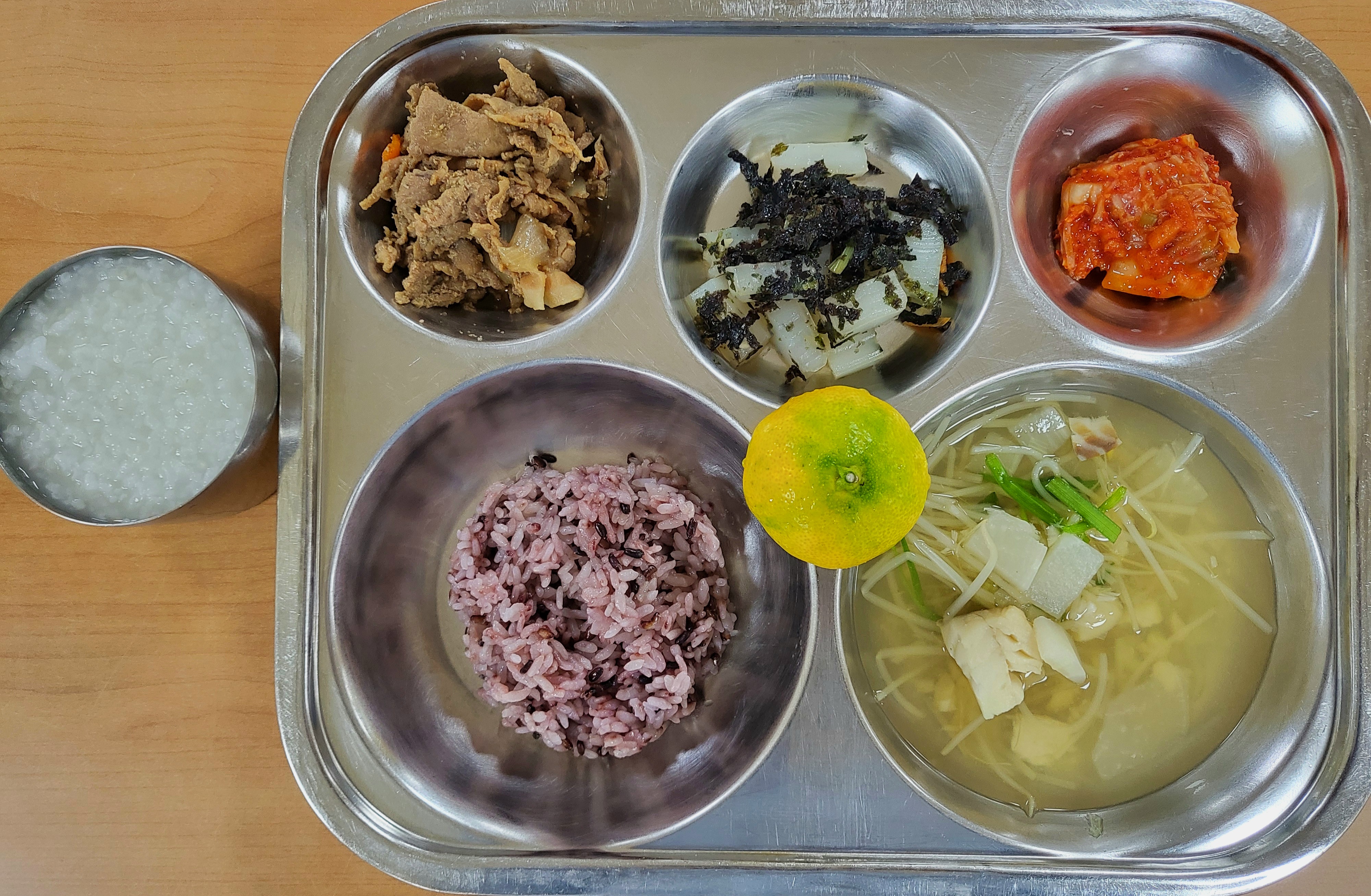 20240827,_검정쌀밥,맑은동태탕,간장삼겹살구이,청포묵김가루무침,배추김치,귤[1].jpg