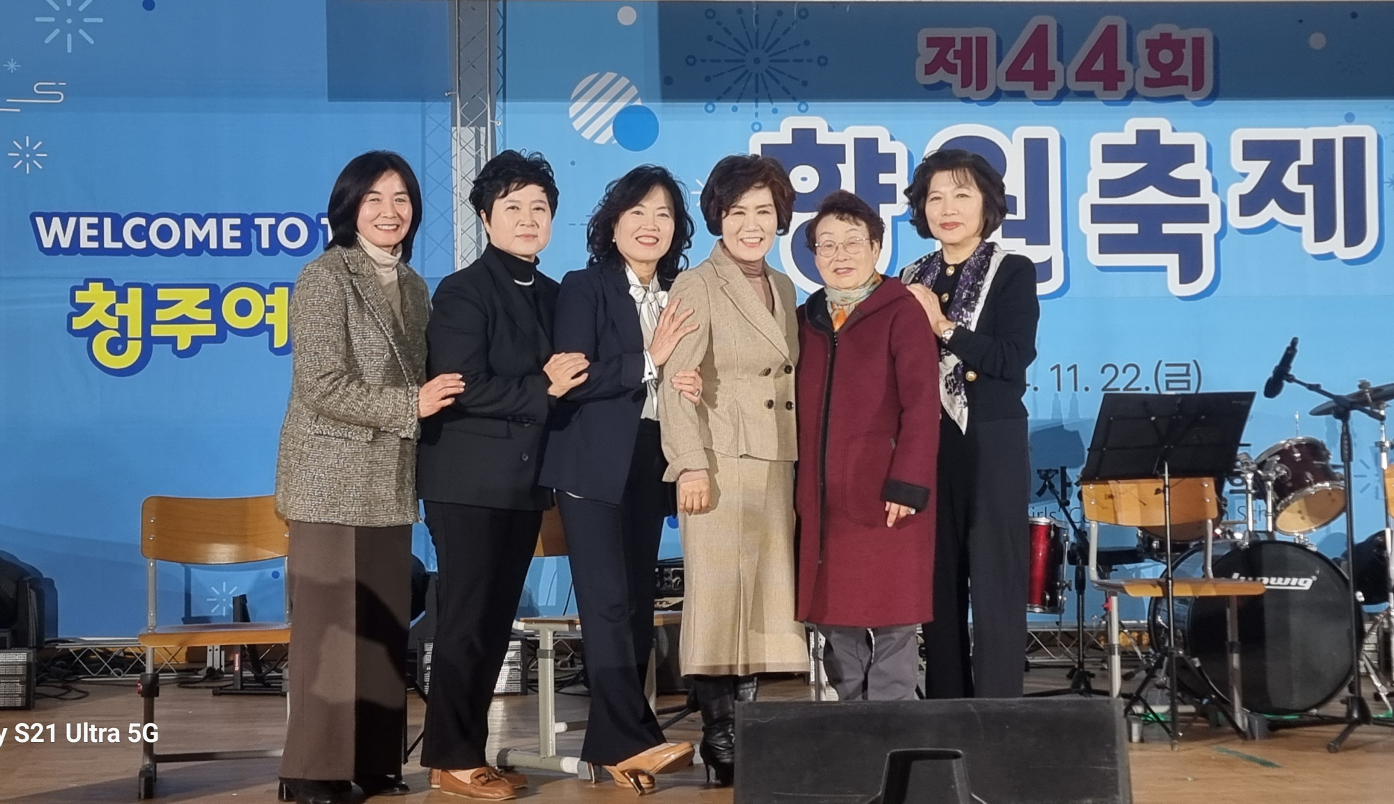 향원축제를 축하하기 위해 방문해 주신 동문님들이십니다.