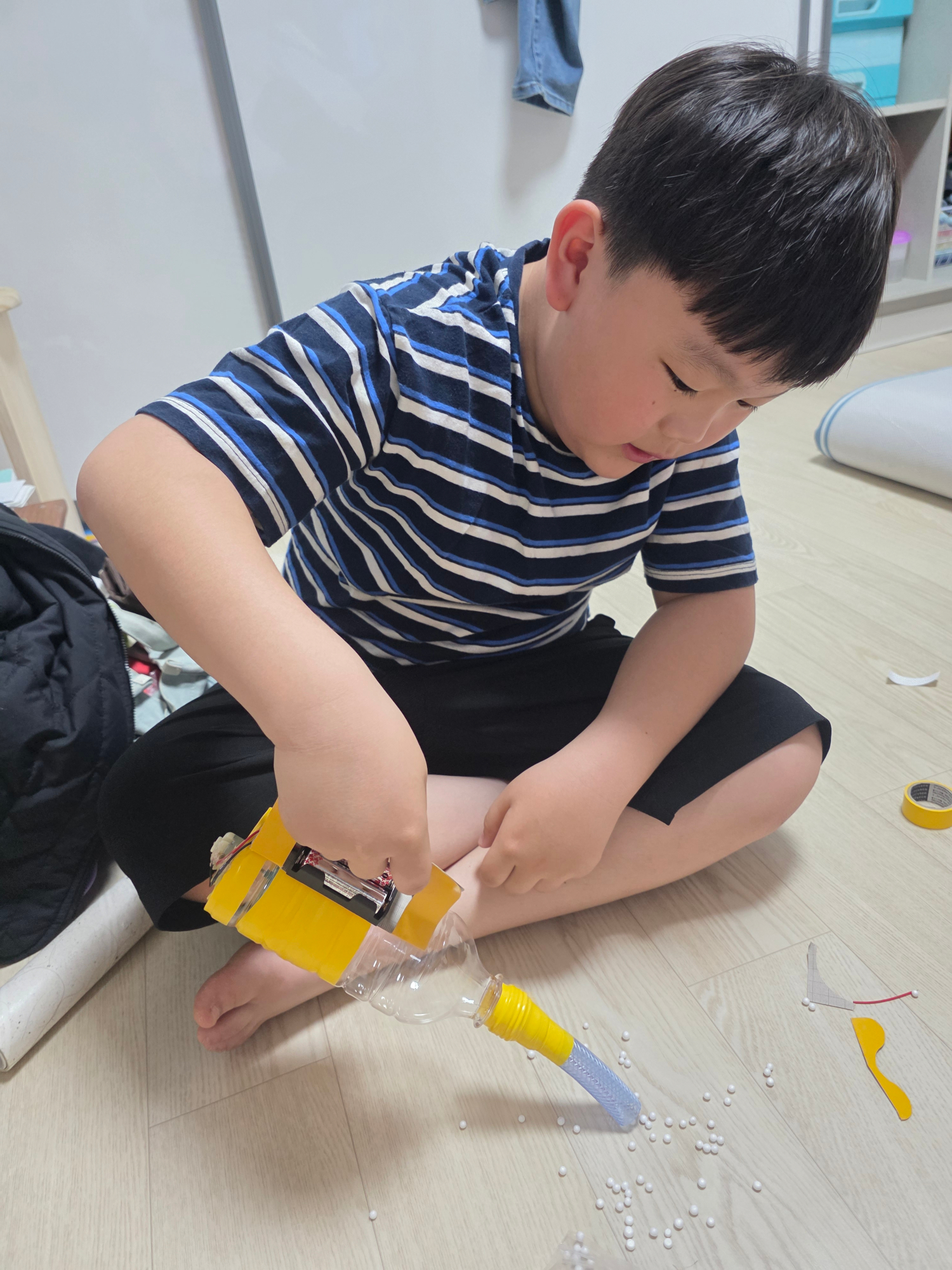 아빠와 함께 꿀벌 진공청소기 만들기를 하였습니다.