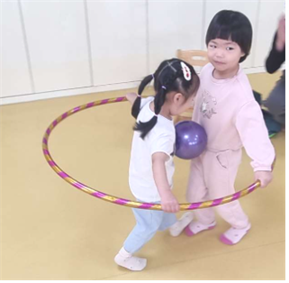 친구와 함께 훌라후프끼고 공나르기.png