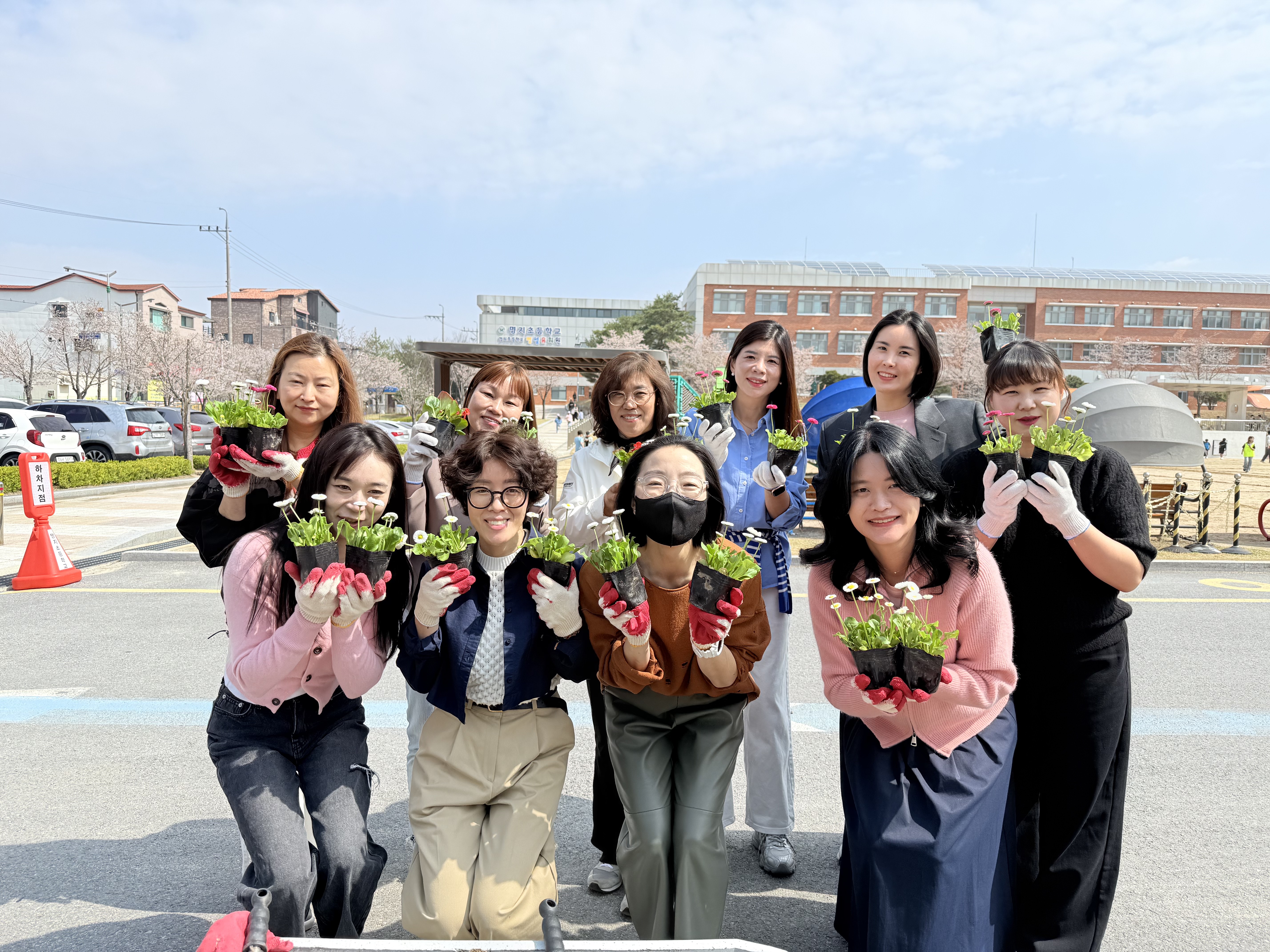 250416 운동장 회차로 꽃모 심기 (23).jpg
