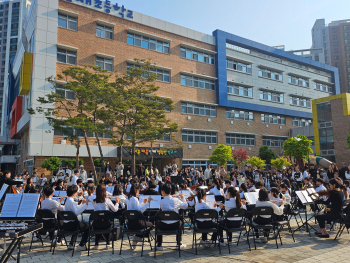 아름다운 선율과 함께하는 등굣길 (1).jpg
