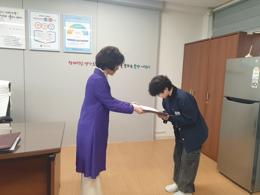 [크기변환]상장수여 (1).jpg