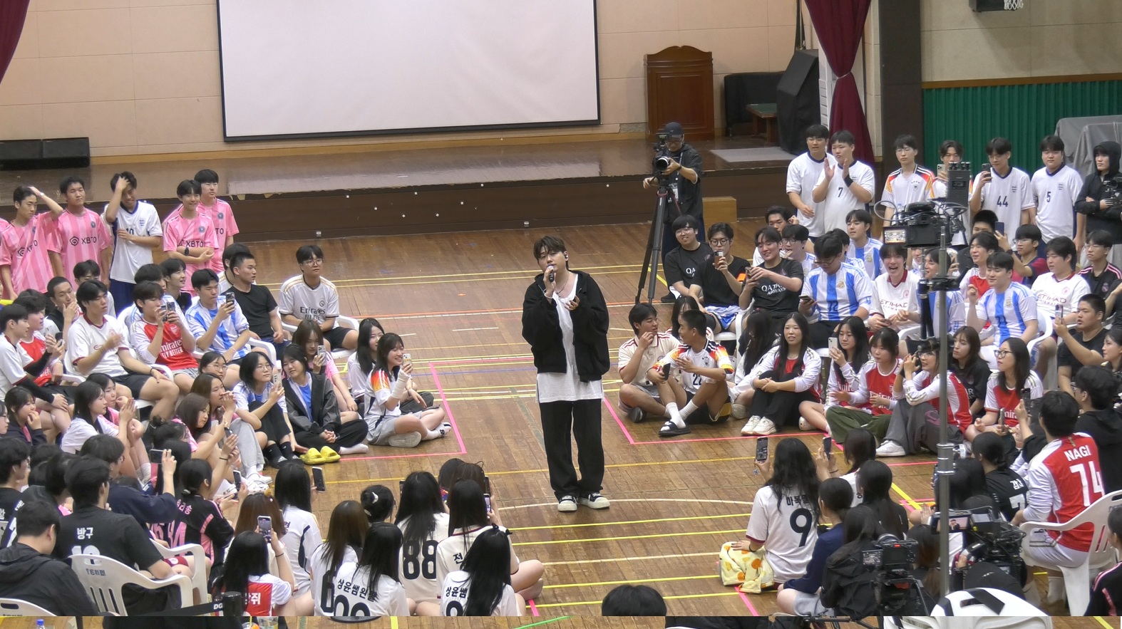 2025. 어디서나 운동장 홍보 가수 우디 공연.jpg