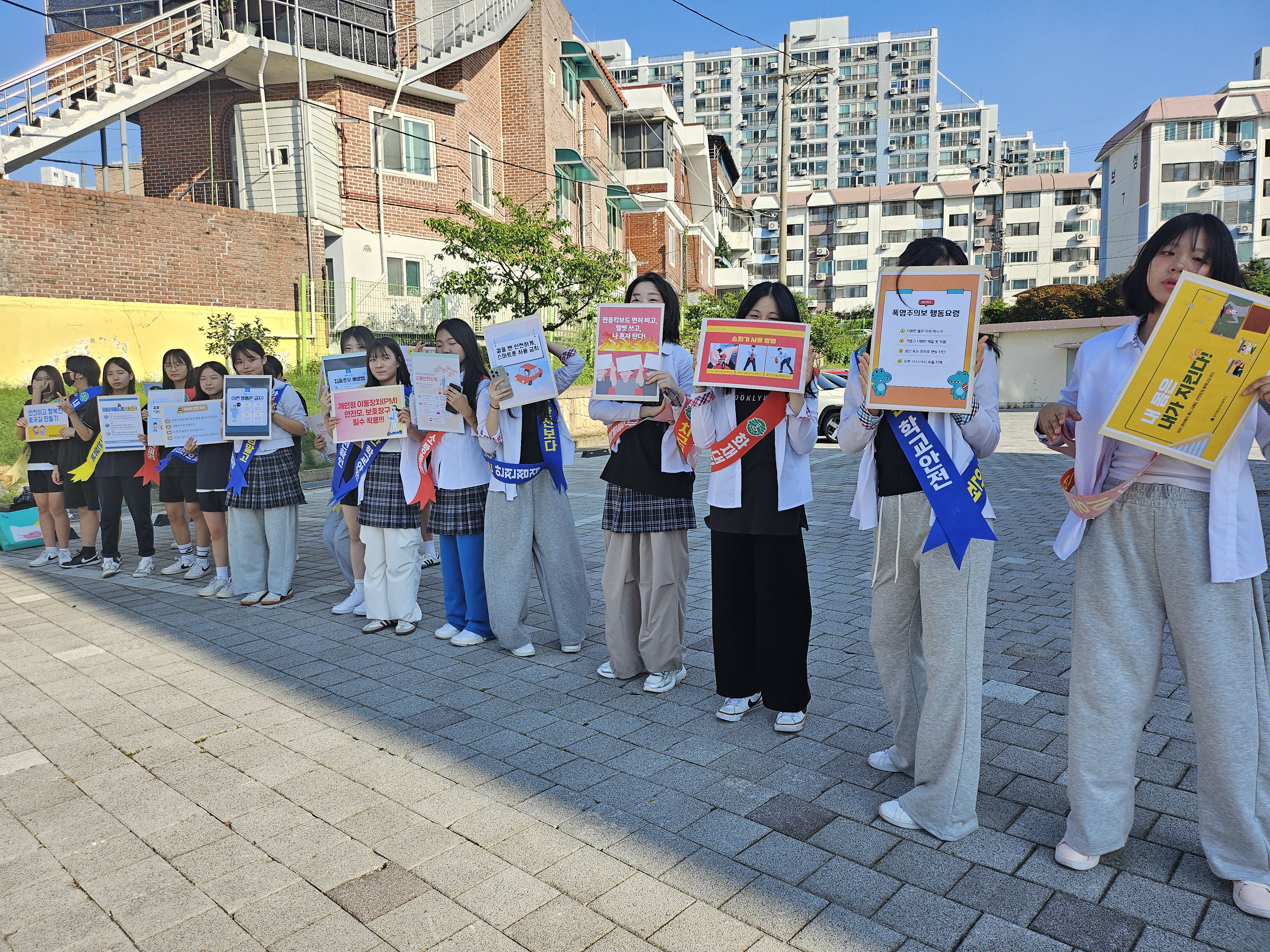 학교안전 등굣길(버스킹) 캠페인 (1).jpg