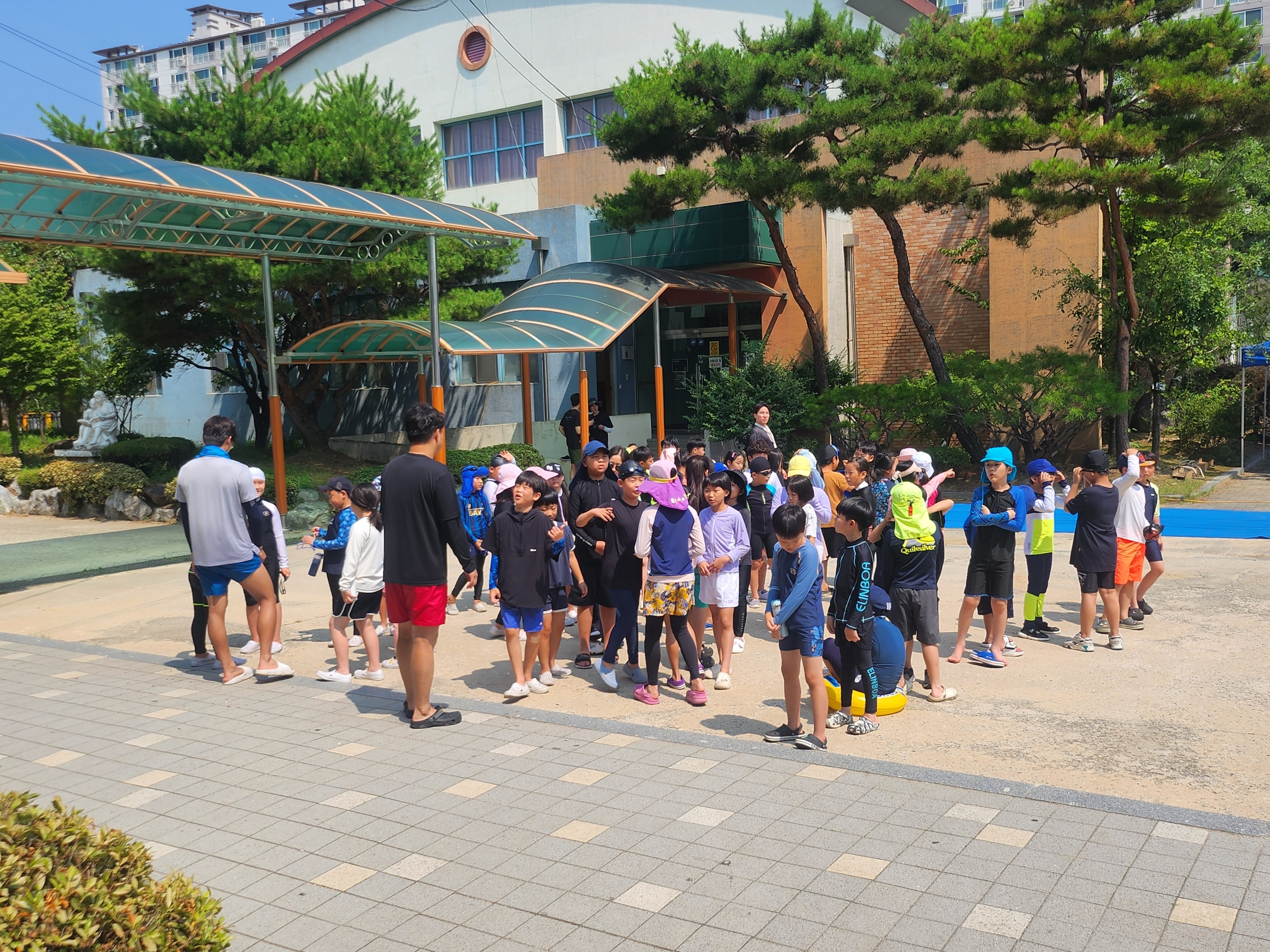 교내 수영체험봉사활동1.jpg